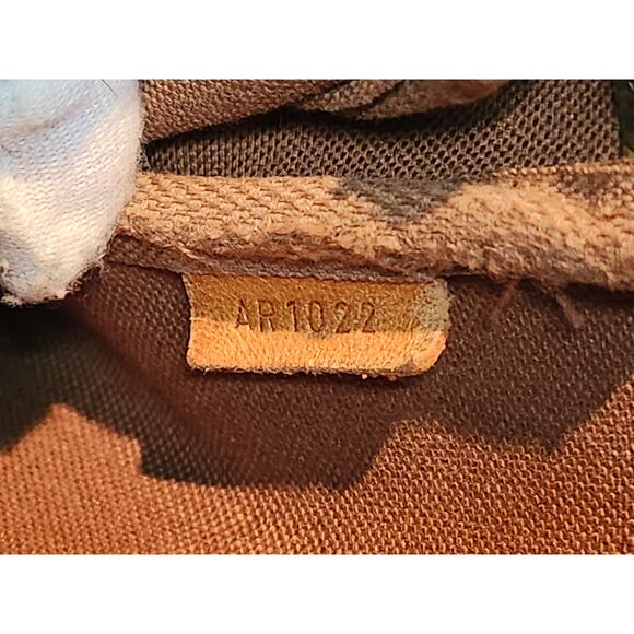 Louis Vuitton Pochette Accessoires Monogram Canvas Shoulder Bag LV Gold Strap - Picture 14 of 14